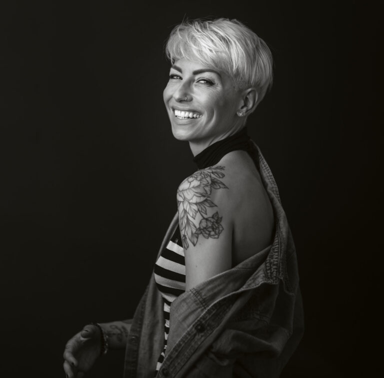 Business headshot by photographer Marcus Boéll – smiling woman with short blonde hair