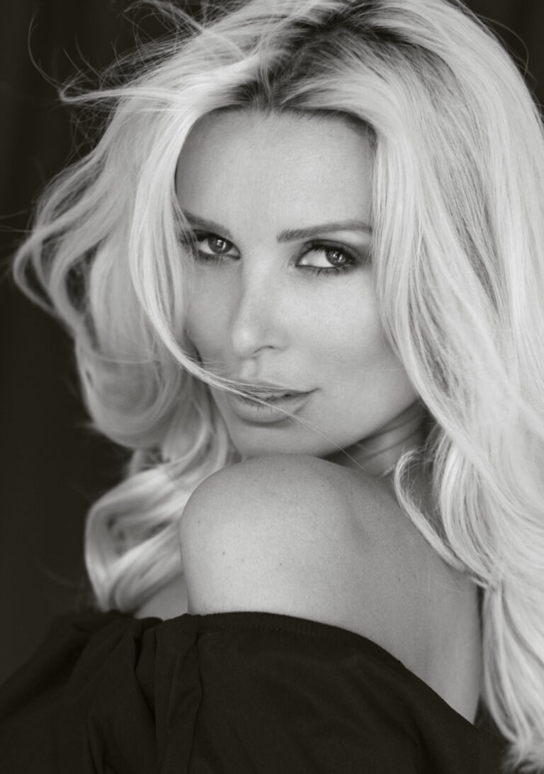 Close-up headshot by Marcus Boéll – blonde woman with a soft smile