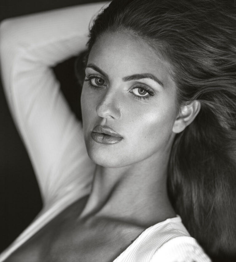 Expressive black-and-white close-up headshot by Marcus Boéll – dark-haired woman looking into the camera