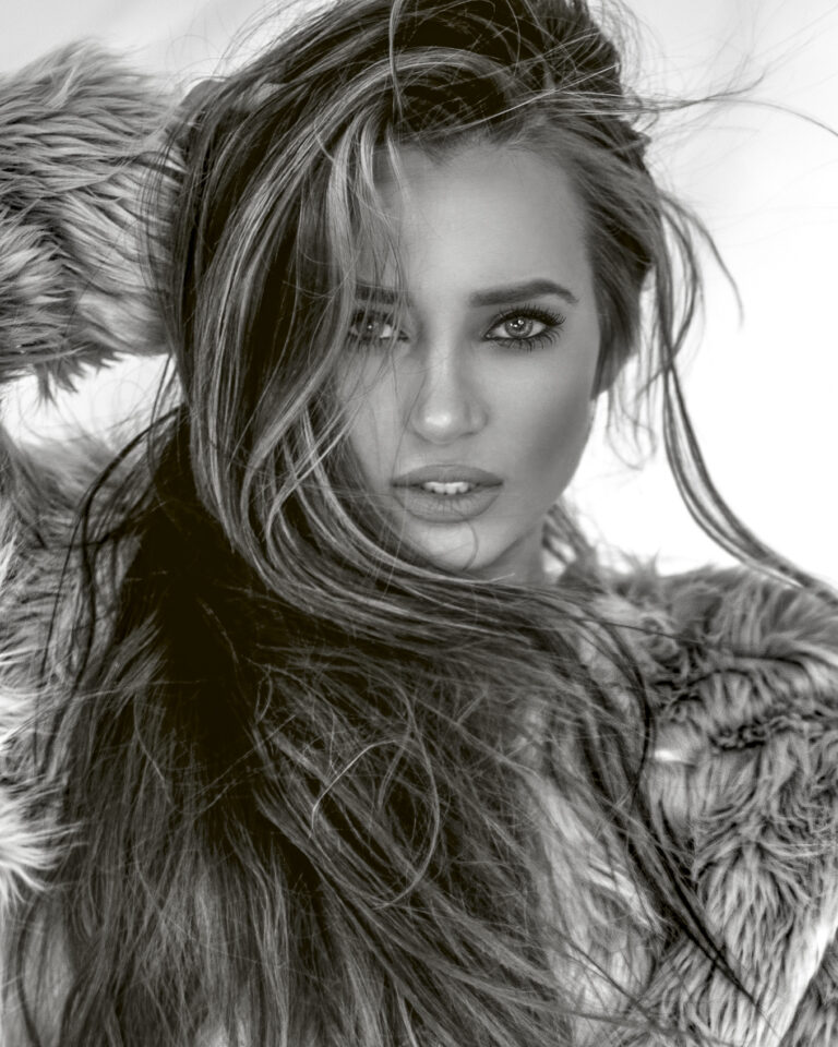 Close-up headshot by Marcus Boéll – blonde woman with windswept hair looking straight into the camera