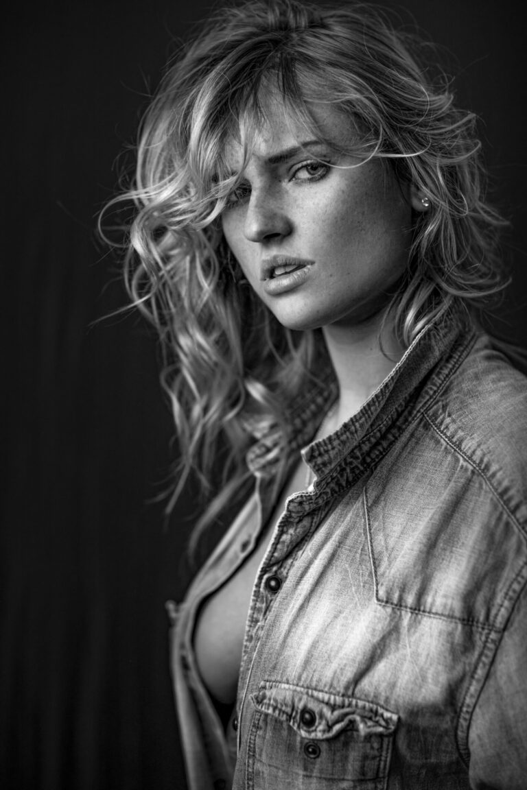 Personal branding portrait by Marcus Boéll – woman in a denim jacket with windswept hair